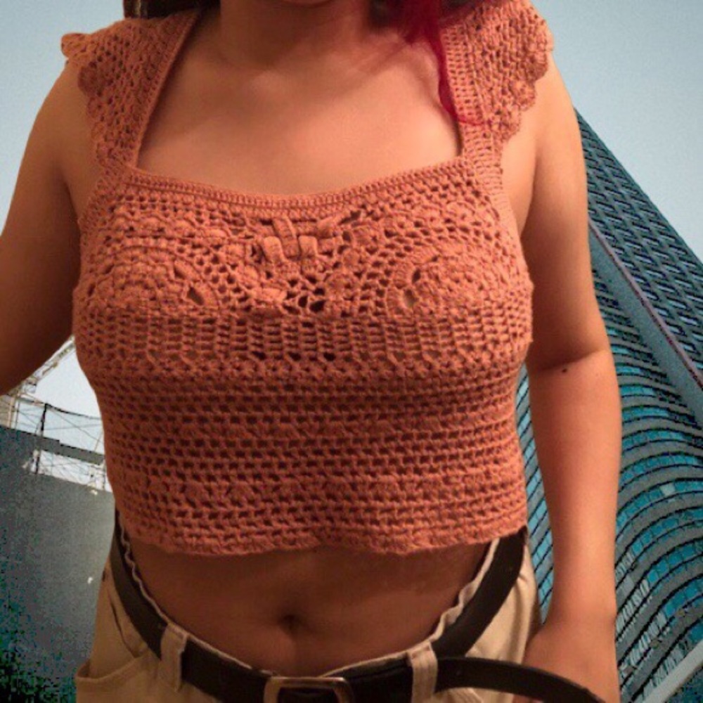 Coral cropped crochet top in a M